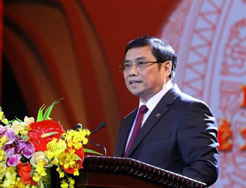 越共中央组织部部长、“金锤子镰刀”全国党建新闻奖指委会主任范明正在会上发言。(图片来源:越通社) 越共中央组织部部长、“金锤子镰刀”全国党建新闻奖指委会主任范明正在会上发言。(图片来源:越通社)