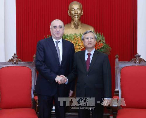 越共中央检查委员会主任陈国旺（右）会见阿塞拜疆外交部长马梅德亚罗夫。（图片来源：越通社）