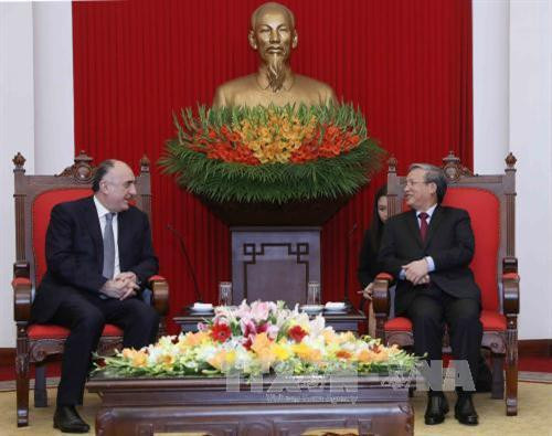 越共中央检查委员会主任陈国旺（右）会见阿塞拜疆外交部长马梅德亚罗夫。（图片来源：越通社）