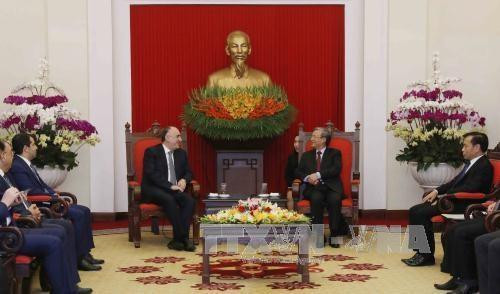 越共中央检查委员会主任陈国旺（右）会见阿塞拜疆外交部长马梅德亚罗夫。（图片来源：越通社）