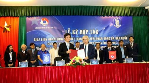 签署仪式场景。（图片来源：http://bongdaplus.vn）