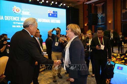 东盟各国代表与澳大利亚防长琳达-雷诺兹握手。图自越通社 东盟各国代表与澳大利亚防长琳达-雷诺兹握手。图自越通社