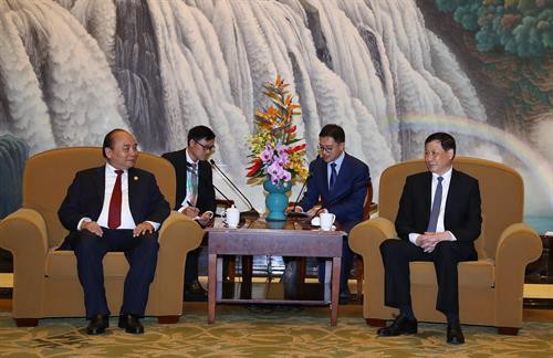 越南政府总理阮春福（左）会见上海市市长应勇。 图自越通社