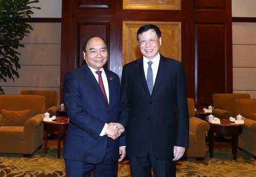 越南政府总理阮春福（左）会见上海市市长应勇。 图自越通社