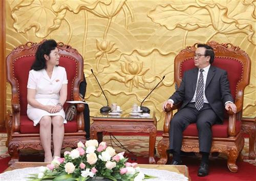 越共中央委员、中央对外部部长黄平君与朝鲜劳动党中央候补委员、朝鲜社会主义妇女同盟中央委员会委员长张春实。图自越通社