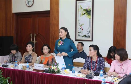 越南妇女联合会主席阮氏秋河发表讲话。图自越通社