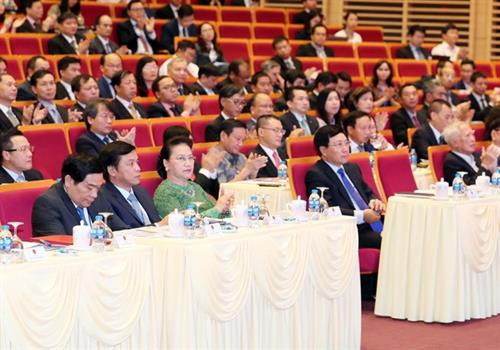 国会主席阮氏金银和与会代表。越通社记者 仲德 摄