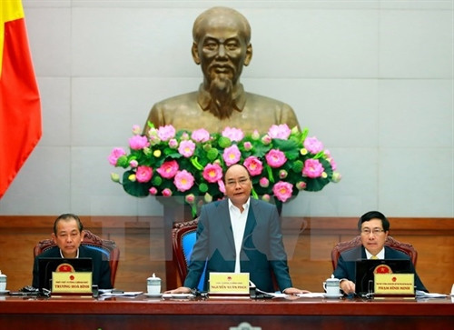 越南政府总理阮春福在例行会议上发表讲话。（图片来源：越通社）