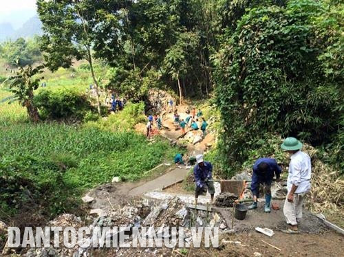 原平县祖国阵线委员会和当地各团体、组织已动员同胞出力出财兴建交通公路。记者 周效 摄 原平县农民推进农业生产机械化。记者 周效 摄