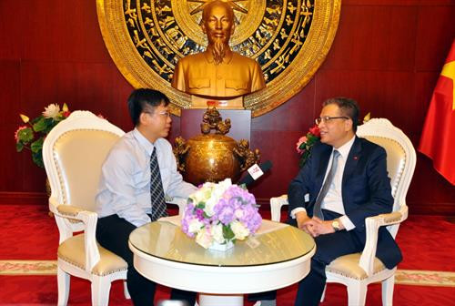 中国特命全权大使邓明奎（右）接受了越通社驻中国记者的采访。图自越通社