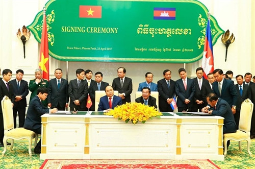 越南政府总理阮春福与柬埔寨首相洪森出席双方有关部门4个合作文件签字仪式。（图片来源：越通社）