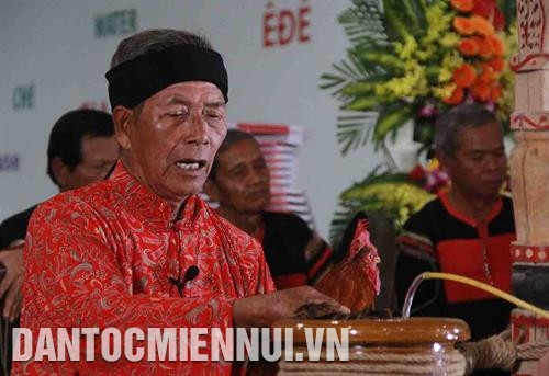 巫师向各位大神供奉供品。供品包括酒和一只公鸡，请求各位大神会见见证。记者 范强 摄