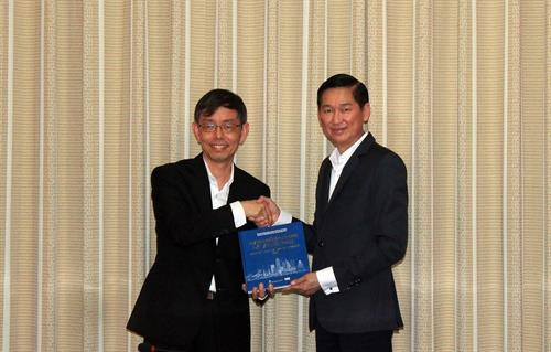 胡志明市人民委员会副主席陈永线(右)向新加坡企业发展局局长、新加坡贸易工业部高级经济顾问Peter Ong赠送纪念品。(图片来源:越通社) 胡志明市人民委员会副主席陈永线(右)向新加坡企业发展局局长、新加坡贸易工业部高级经济顾问Peter Ong赠送纪念品。(图片来源:越通社)