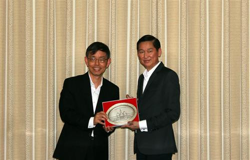 胡志明市人民委员会副主席陈永线(右)和新加坡企业发展局局长、新加坡贸易工业部高级经济顾问Peter Ong。(图片来源:越通社) 胡志明市人民委员会副主席陈永线(右)和新加坡企业发展局局长、新加坡贸易工业部高级经济顾问Peter Ong。(图片来源:越通社)