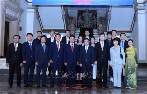 双方代表合影。图自越通社