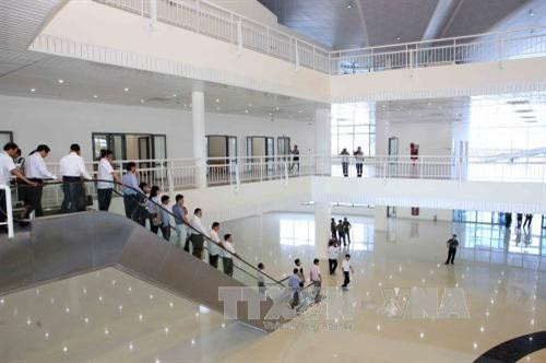 实地考察2017年APEC领导人非正式会议场地。（图片来源：越通社）