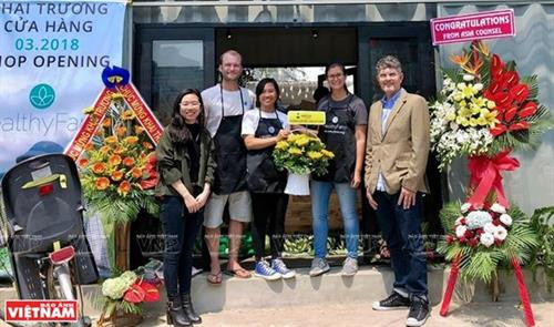 受到Hatch Ventures 公司和Aaron Everhart董事长的支持的多乐市Healthy Farm花卉店。图自《越南画报》 受到Hatch Ventures 公司和Aaron Everhart董事长的支持的多乐市Healthy Farm花卉店。图自《越南画报》