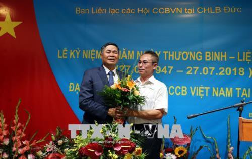 旅居德国越南老兵在柏林举行伤残军人与烈士日71周年纪念典礼。（图片来源：越通社）