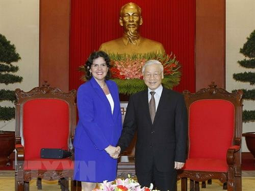 越共中央总书记阮富仲会见古巴驻越南特命全权大使利亚尼斯•托里斯•里韦拉。图自越通社