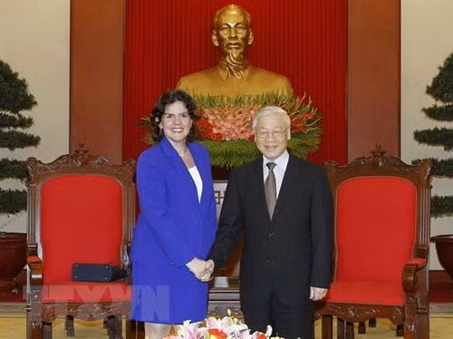 越共中央总书记阮富仲会见古巴驻越南特命全权大使利亚尼斯•托里斯•里韦拉。图自越通社 越共中央总书记阮富仲会见古巴驻越南特命全权大使利亚尼斯•托里斯•里韦拉。图自越通社