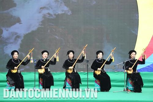 在高平省举行的第一届天曲和天琴艺术节上的天曲演唱节目。图：黄河