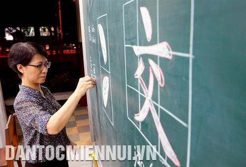 芹苴华文夜校校长郭木莲是为旅居芹苴市华人的维护语言与传承书法工作作出积极贡献的人。记者 福青 摄 除了在结构、笔法、种类等方面的要求，书法艺术还需要学习者的毅力、苦练和特别的个性，通过每个笔迹展现人性的真善美。记者 福青 摄 同奈省定馆县的一家越南华人商店出售的一副副汉字书法对联。记者 福青 摄