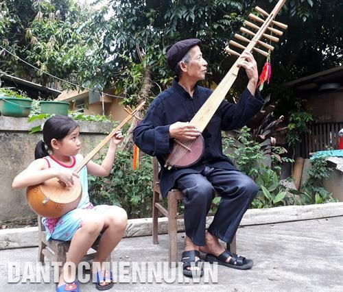 为了保护和发展天曲演唱艺术，住在河江省渭川县高蒲乡的黄德升艺人（右）经常向年青一代传教天琴用法。图：明德 一般来说，天琴只有2-3弦，但北件省三海县的杨文熟艺人已制作了12弦的天琴，可以演奏多种天曲旋律。图：黄原
