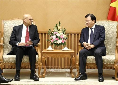 越南政府副总理郑廷勇会见了东亚与太平洋区能源与矿业部负责人兰吉特·拉麦赫和世行驻越南首席代表奥斯曼·迪奥。图自越通社 越南政府副总理郑廷勇会见了东亚与太平洋区能源与矿业部负责人兰吉特·拉麦赫和世行驻越南首席代表奥斯曼·迪奥。图自越通社