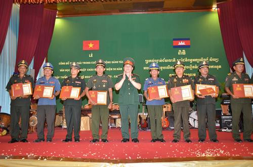 关于越柬建交50周年的艺术创作大赛颁奖仪式在金边举行 ảnh 1