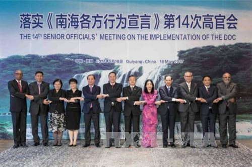 出席落实《东海各方行为宣言》第14次高官会的代表合影。(图片来源:越通社) 出席落实《东海各方行为宣言》第14次高官会的代表合影。(图片来源:越通社)