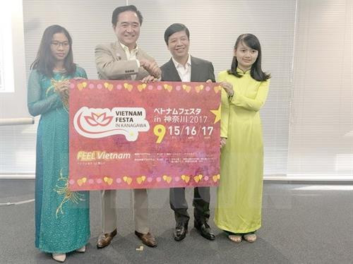 越南驻日本大使阮国强与神奈川县知事黑岩佑治出席2017年神奈川县越南文化节新闻发布会。（图片来源：越通社）