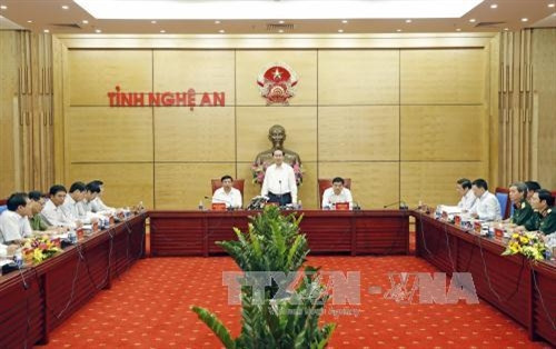陈大光与乂安省主要领导开会。