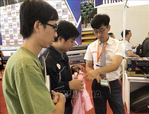 越南国际广告设备和技术展览会吸引参观者的关注（图片来源：越通社）
