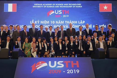 各代表在河内科学与技术大学（越法大学）成立10周年纪念典礼合影。图自互联网