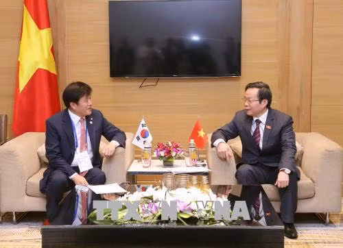 越南国会副主席冯国显与韩国国会议员李珍莫。（图片来源：越通社）