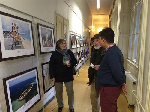 与会代表参观展览会。(图片来源:越通社) 与会代表参观展览会。(图片来源:越通社)