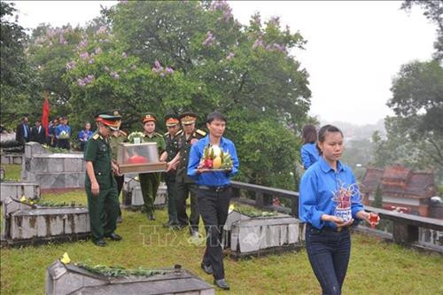 河静省为援老牺牲的越南志愿军和专家烈士举行追悼会和安葬仪式。图自越通社