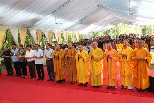 越南佛教协会河江省分会7月7日在河江省渭川国家烈士陵园举行越南英雄烈士超度法会暨国泰民安祈求仪式。图自越通社