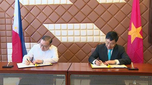 范平明与特奥多罗·洛钦共同签署协议以及2019-2024年阶段展开越南-菲律宾战略伙伴关系的行动计划。图自越通社