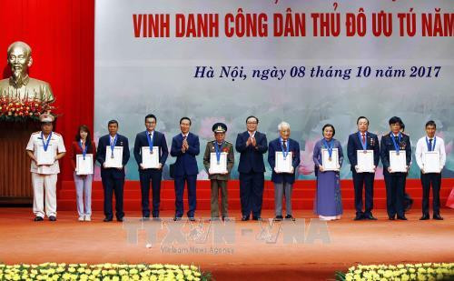 越共中央宣教部部长武文赏与河内市委书记黄忠海向10个优秀个人授予2017年“优秀公民”称号。（图片来源：越通社）