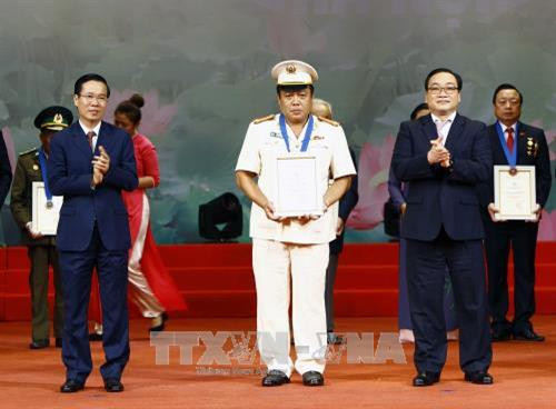 越共中央宣教部部长武文赏与河内市委书记黄忠海分别向10个优秀个人授予2017年“优秀公民”称号。（图片来源：越通社）
