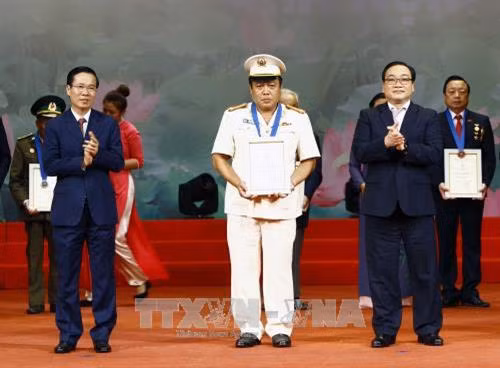 越共中央宣教部部长武文赏与河内市委书记黄忠海分别向10个优秀个人授予2017年“优秀公民”称号。(图片来源:越通社) 越共中央宣教部部长武文赏与河内市委书记黄忠海分别向10个优秀个人授予2017年“优秀公民”称号。(图片来源:越通社)