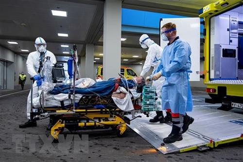 德国医务人员为新冠肺炎患者提供治疗。图自越通社