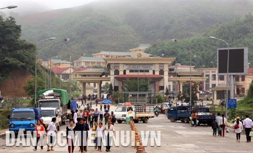 幸移屯的边防部队走下基层，引导各乡少数民族同胞养猪。记者 方杰 摄 圻山县南根国际口岸得到投资建设，为边民往来和进行货物交易创造便利条件。记者 越娥 摄
