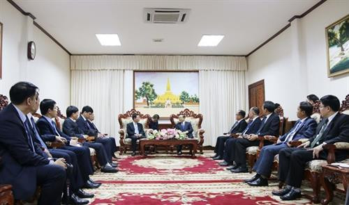 政府副总理兼财政部长宋迪·隆迪亲切会见越共中央委员、信息与传媒部长阮孟雄一行。图自越通社 政府副总理兼财政部长宋迪·隆迪亲切会见越共中央委员、信息与传媒部长阮孟雄一行。图自越通社