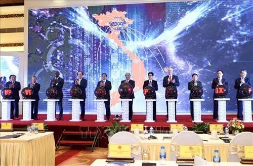 阮春福（中）、范明正、武德儋同一些中央部门领导人、国际嘉宾按下按钮正式开通国家电子文件交换平台。图自越通社