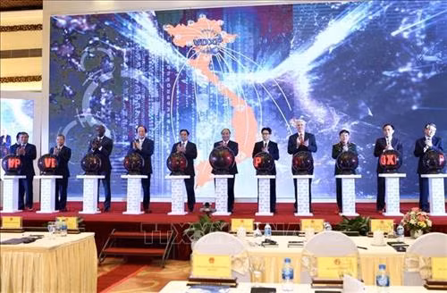 阮春福(中)、范明正、武德儋同一些中央部门领导人、国际嘉宾按下按钮正式开通国家电子文件交换平台。图自越通社 阮春福(中)、范明正、武德儋同一些中央部门领导人、国际嘉宾按下按钮正式开通国家电子文件交换平台。图自越通社