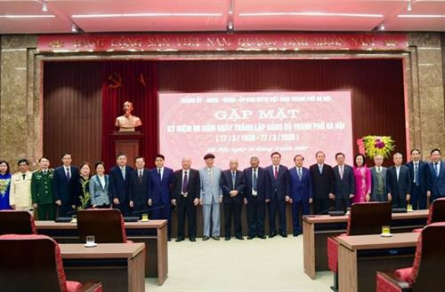 代表们合影。图自越通社