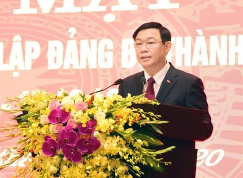 河内市市委书记王廷惠在见面会上发言。图自越通社
