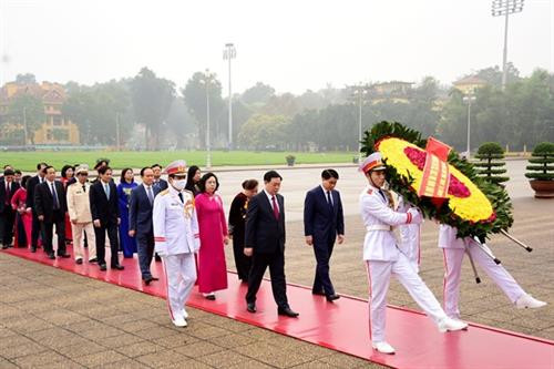 越共中央政治局委员、河内市委书记、河内市国会代表团团长率团前往胡志明主席陵敬献花圈。图自越通社